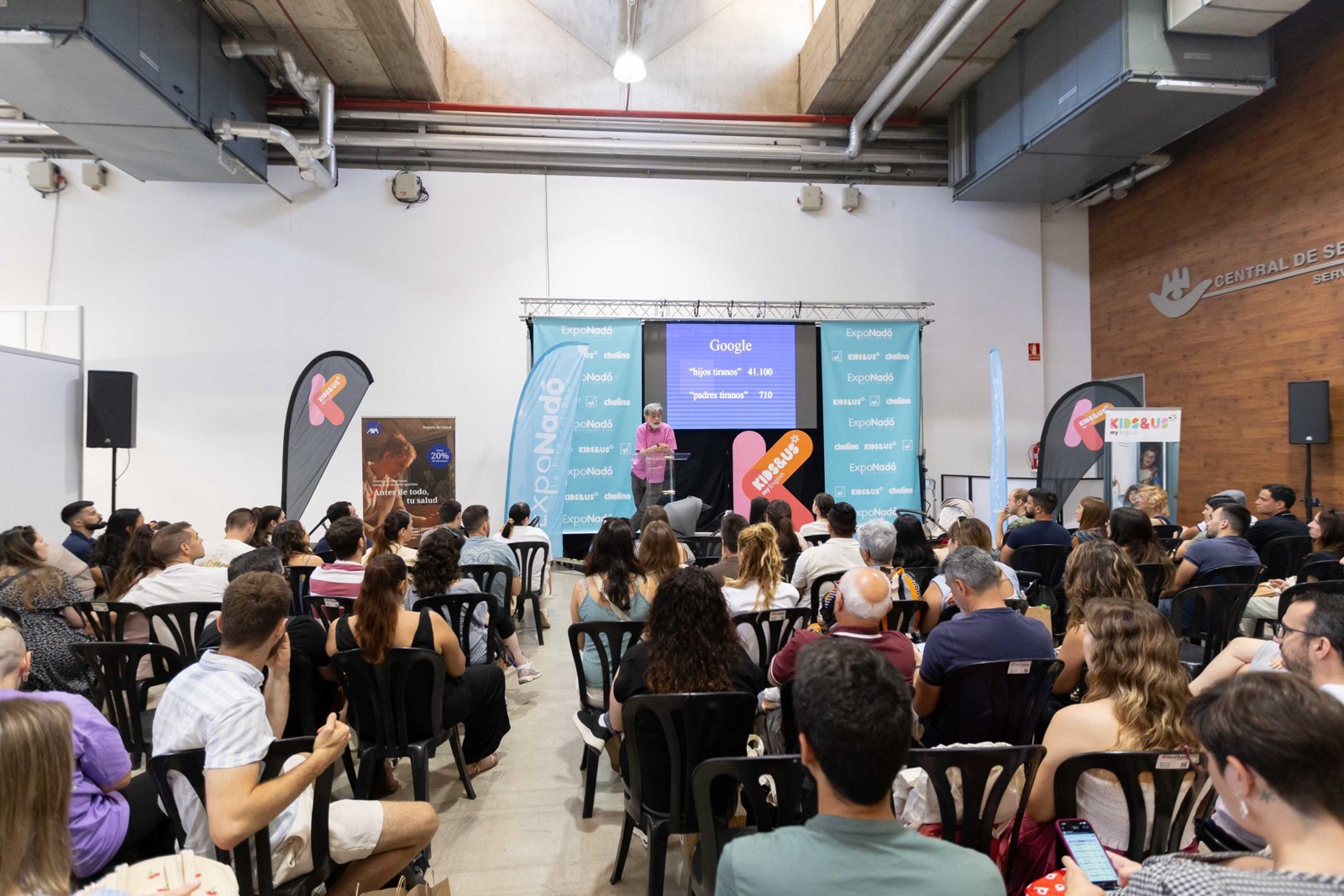 Familias en una charla de una edición anterior de ExpoNadó en Valencia